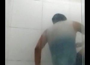 Black dude arrastando o cu no chuveiro e gozando (ASSISTA ATE O FINAL?)