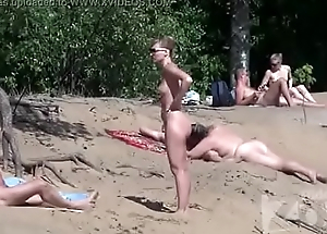 Boquete na praia de nudismo 1 - videosadultos18.com