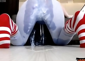 Extreme Creamy Squirt in Leggings