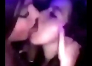 Hermosisima amiga argentina lesbiana en antro y luego siendo follada